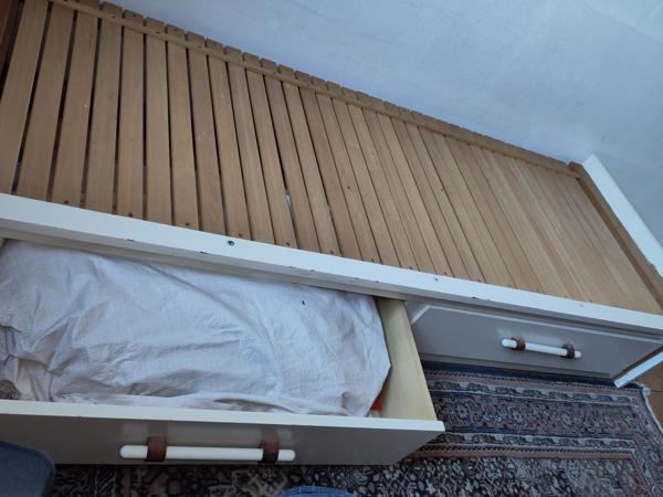 Bed. Uitschuifbaar tot tweepersoons