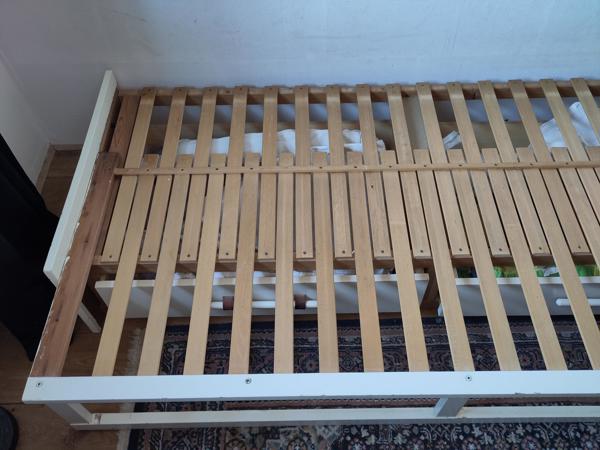 Bed. Uitschuifbaar tot tweepersoons