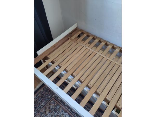 Bed. Uitschuifbaar tot tweepersoons