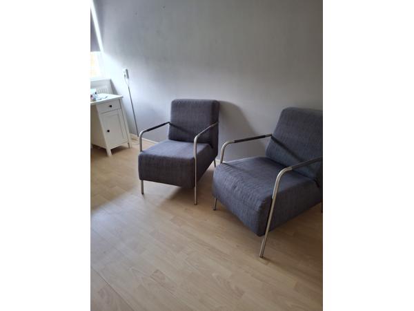 2 grijsblauwe stoelen