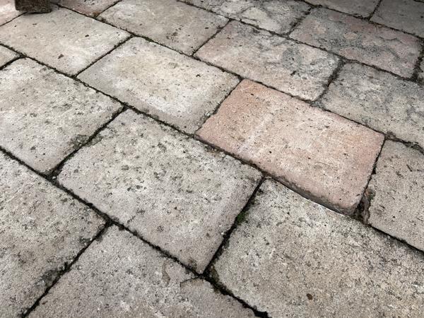 Tegels voor in de tuin 20x30cm ongeveer 35m2