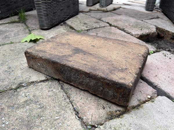 Tegels voor in de tuin 20x30cm ongeveer 35m2