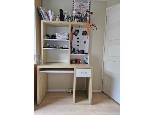 Bureautje met uitschuif plank