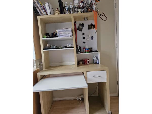 Bureautje met uitschuif plank