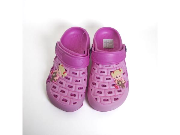 Crocs slipper schoen horizontaal pink fuchsia met meisje 30