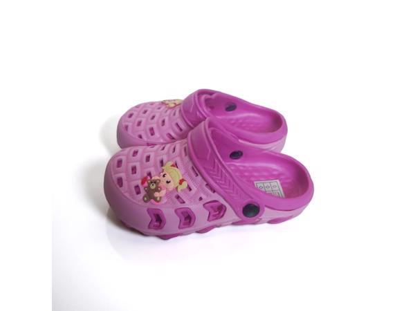 Crocs slipper schoen horizontaal pink fuchsia met meisje 30