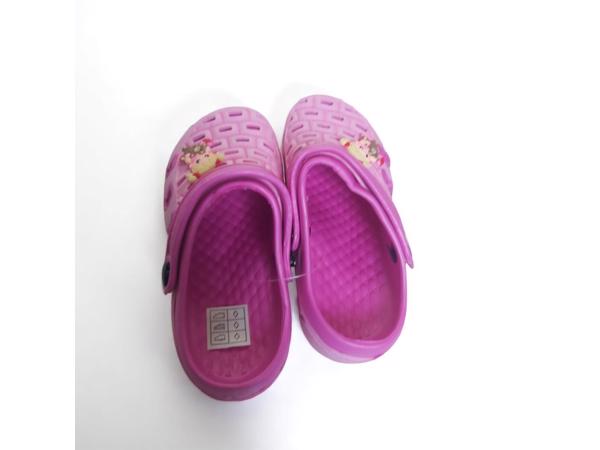 Crocs slipper schoen horizontaal pink fuchsia met meisje 30