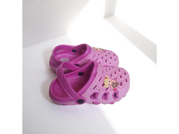 Crocs slipper schoen horizontaal pink fuchsia met meisje 30