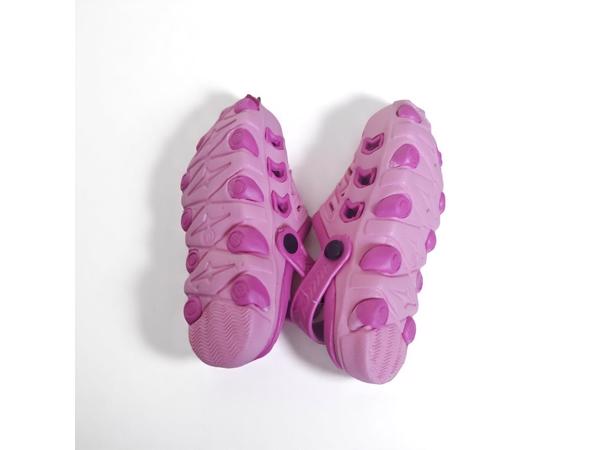 Crocs slipper schoen horizontaal pink fuchsia met meisje 30