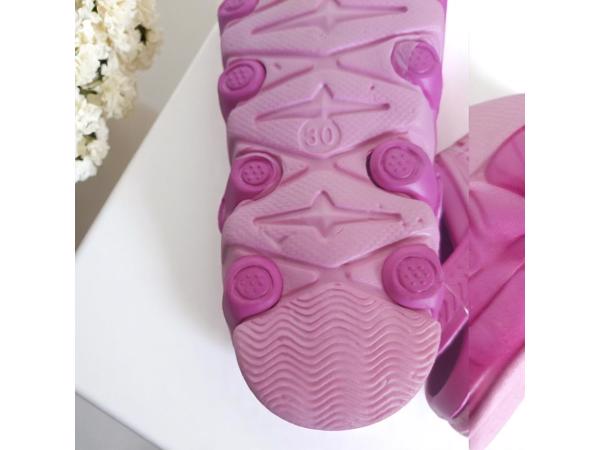 Crocs slipper schoen horizontaal pink fuchsia met meisje 30