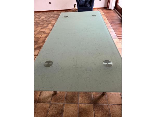 Glazen eettafel