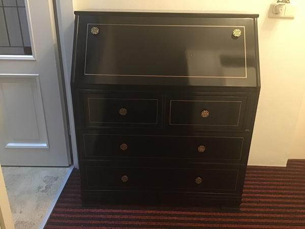 Zwart bureautje hoog 105 cm, diep 46 cm, breed 91 cm