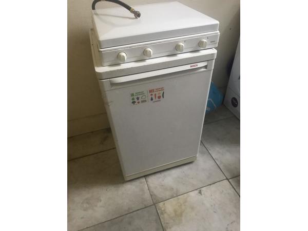 Koelkast en gasfornuis