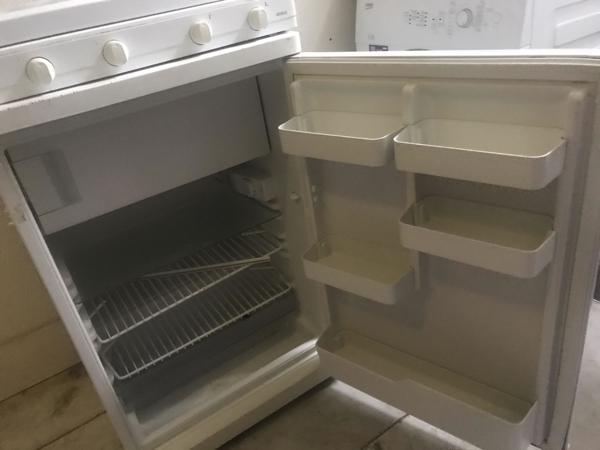 Koelkast en gasfornuis