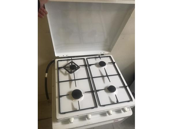 Koelkast en gasfornuis