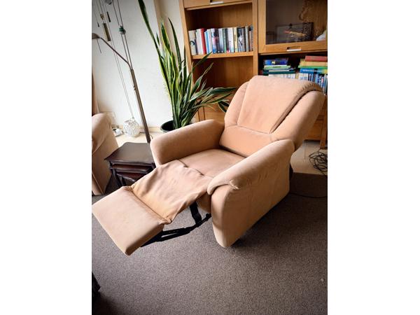 2 relaxstoelen (waarvan 1 met massagefunctie)