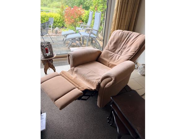 2 relaxstoelen (waarvan 1 met massagefunctie)