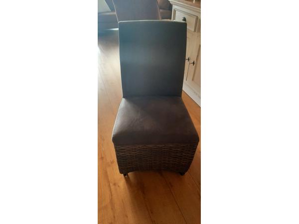 Nog mooie Grenen bladTafel ,en 4 Eetstoelen op wieltjes