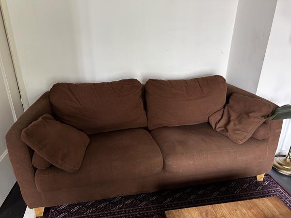 Bruine stoffen bank