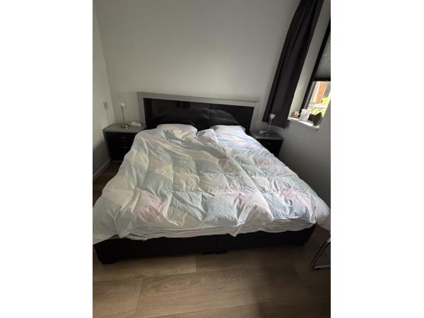 2 persoonsbed met 2 matrassen en nachtkastjes