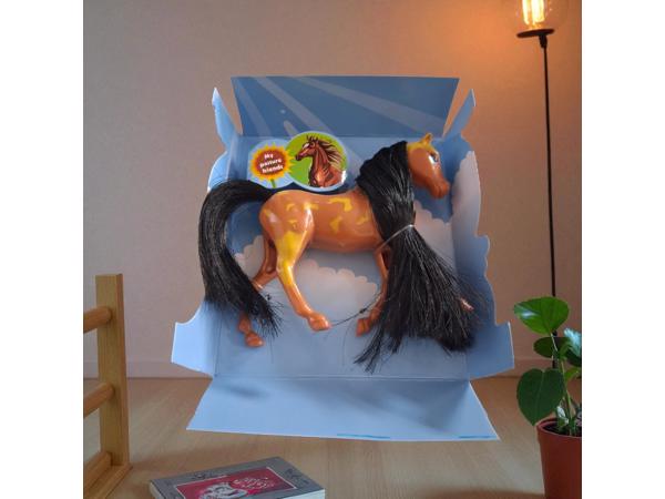 Little horse speelpaard camel bruin zwarte haren camouflage