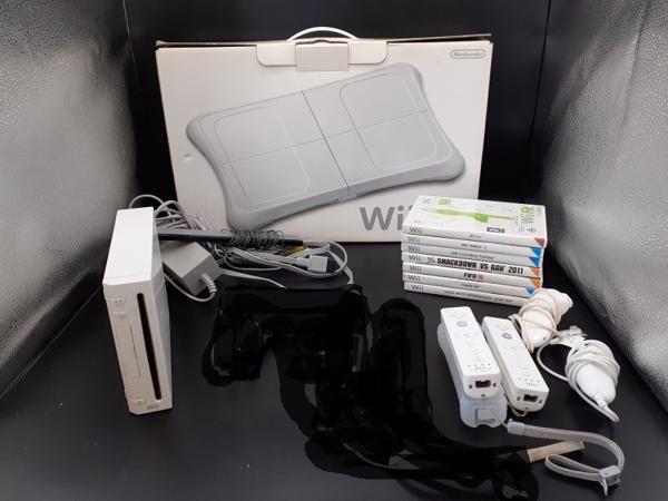 Nintendo Wii + 2 controllers + 2 nunchuks + 7 games + Wii fi