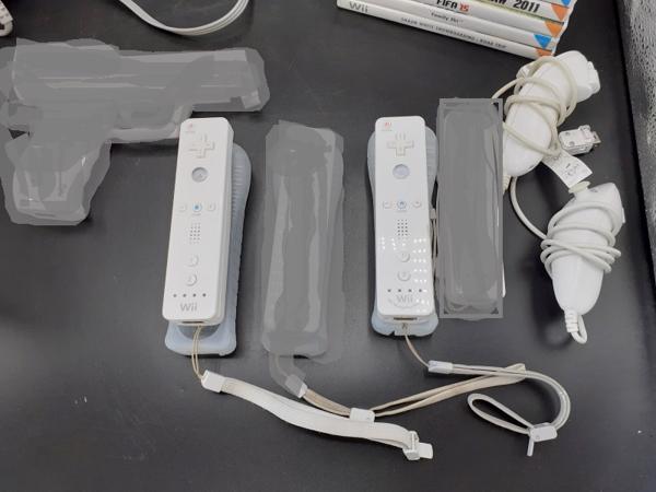 Nintendo Wii + 2 controllers + 2 nunchuks + 7 games + Wii fi