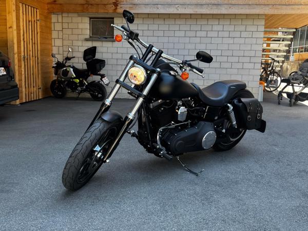 HARLEY-DAVIDSON Dyna Streetbob