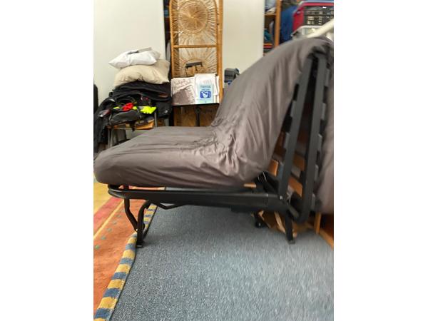 Mooie slaapbank, matras 140 x 200 cm