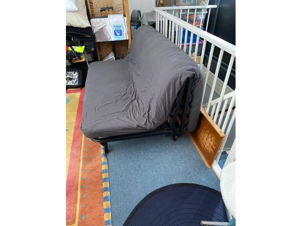 Mooie slaapbank, matras 140 x 200 cm