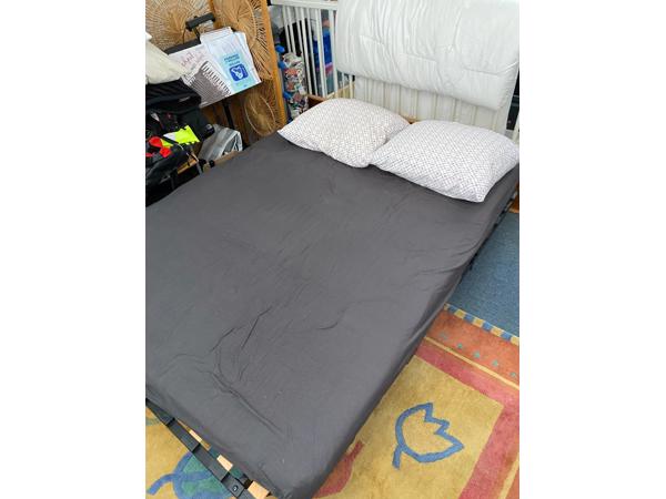 Mooie slaapbank, matras 140 x 200 cm