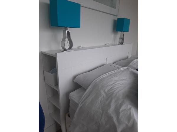 Hoofdeinde bed met opbergruimtes