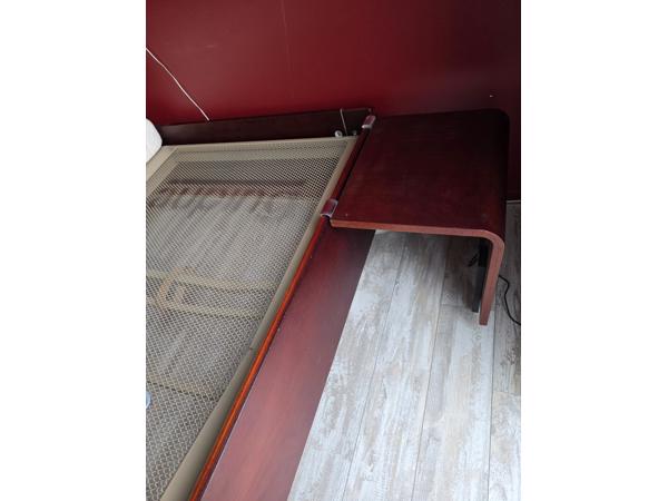 Auping bed ombouw (mahonie) met 2 spiralen en 2 auping matrassen en 2 auronde tafeltjes