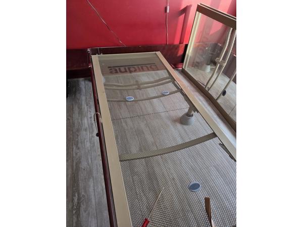 Auping bed ombouw (mahonie) met 2 spiralen en 2 auping matrassen en 2 auronde tafeltjes