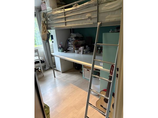 Hoogslaper met bureau