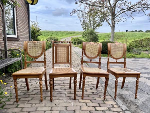 4 Stoelen gratis op te halen.