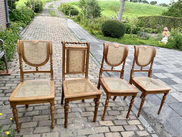 4 Stoelen gratis op te halen.