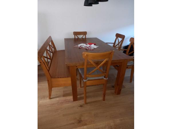 Eettafel Forsby, bank Ingolf en 4 Ingolf stoelen