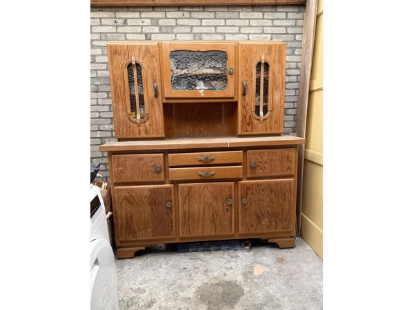 Vintage dressoir met vitrinekast