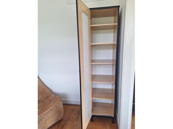 Smalle kast met planken