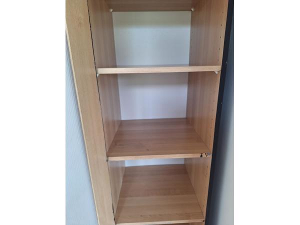 Smalle kast met planken