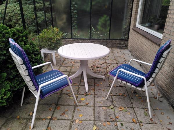 Terrasset tafel en twee stoelen