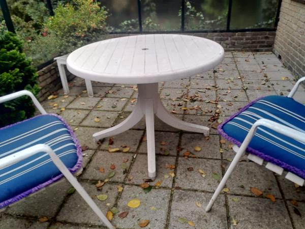 Terrasset tafel en twee stoelen