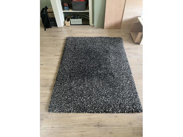 Gratis gespikkeld vloerkleed (135x185)