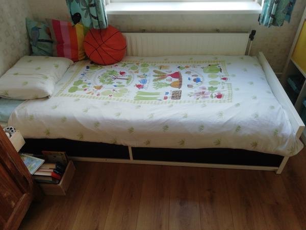 Spookachtig Leegte Zeehaven Wit IKEA bed met twee zwarte laden. in Leidschendam - Huis en Inrichting,  Slaapkamer - Markanda