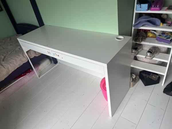 Wit bureau met twee laden (140X50x75cm, bxdxh)