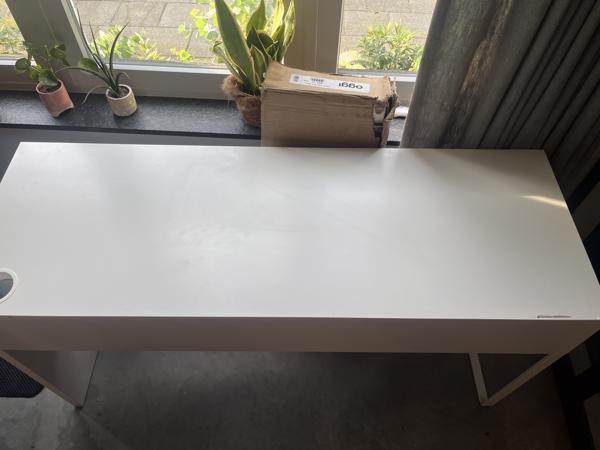 Wit bureau met twee laden (140X50x75cm, bxdxh)