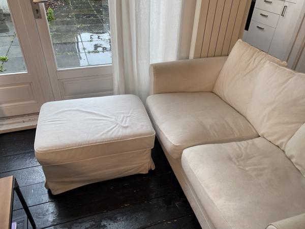 Witte Tweezits Bank Met Poef (MOET WEG)