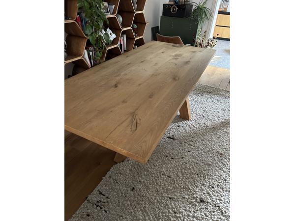 Robuuste eettafel ( heeft schuurbeurt nodig)