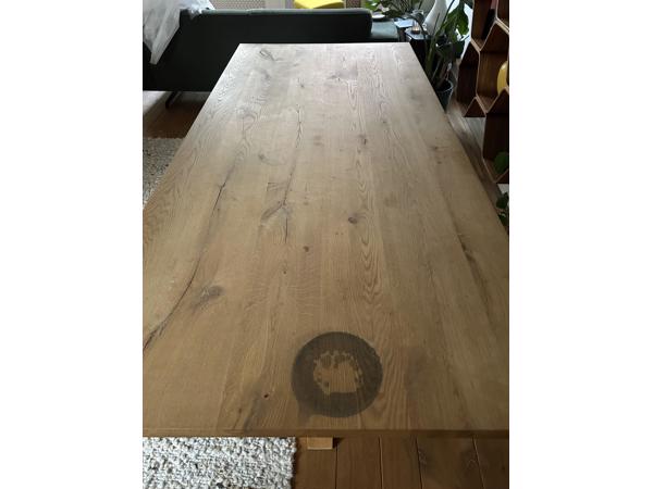 Robuuste eettafel ( heeft schuurbeurt nodig)